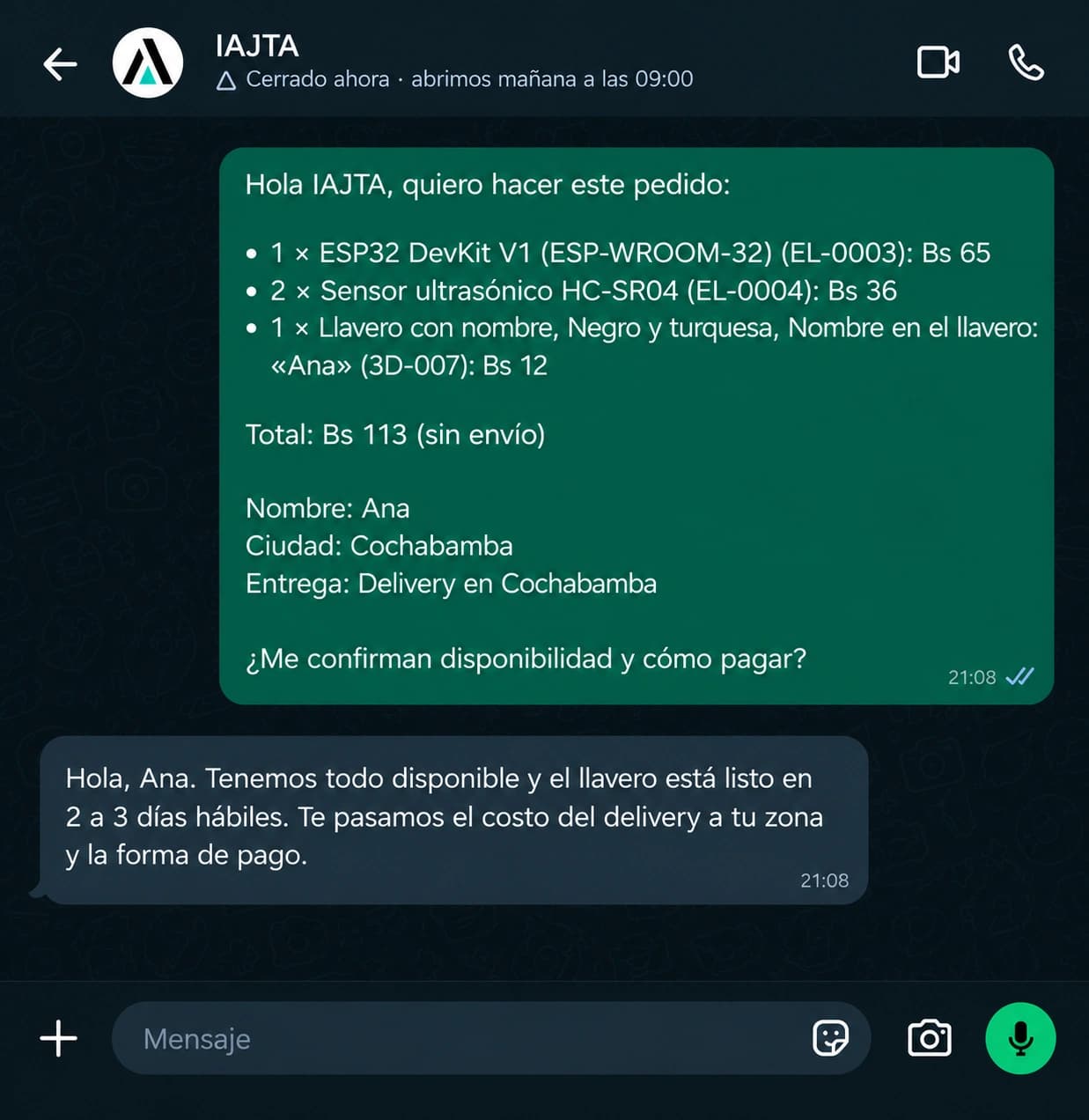 Chat de WhatsApp con IAJTA. Ana envía su pedido: 1 ESP32 DevKit V1 (EL-0003), Bs 65; 2 sensores ultrasónicos HC-SR04 (EL-0004), Bs 36; 1 llavero con nombre «Ana» en negro y turquesa (3D-007), Bs 12; total Bs 113 sin envío, delivery en Cochabamba. IAJTA responde que todo está disponible, que el llavero está listo en 2 a 3 días hábiles y que le pasa el costo del delivery y la forma de pago.